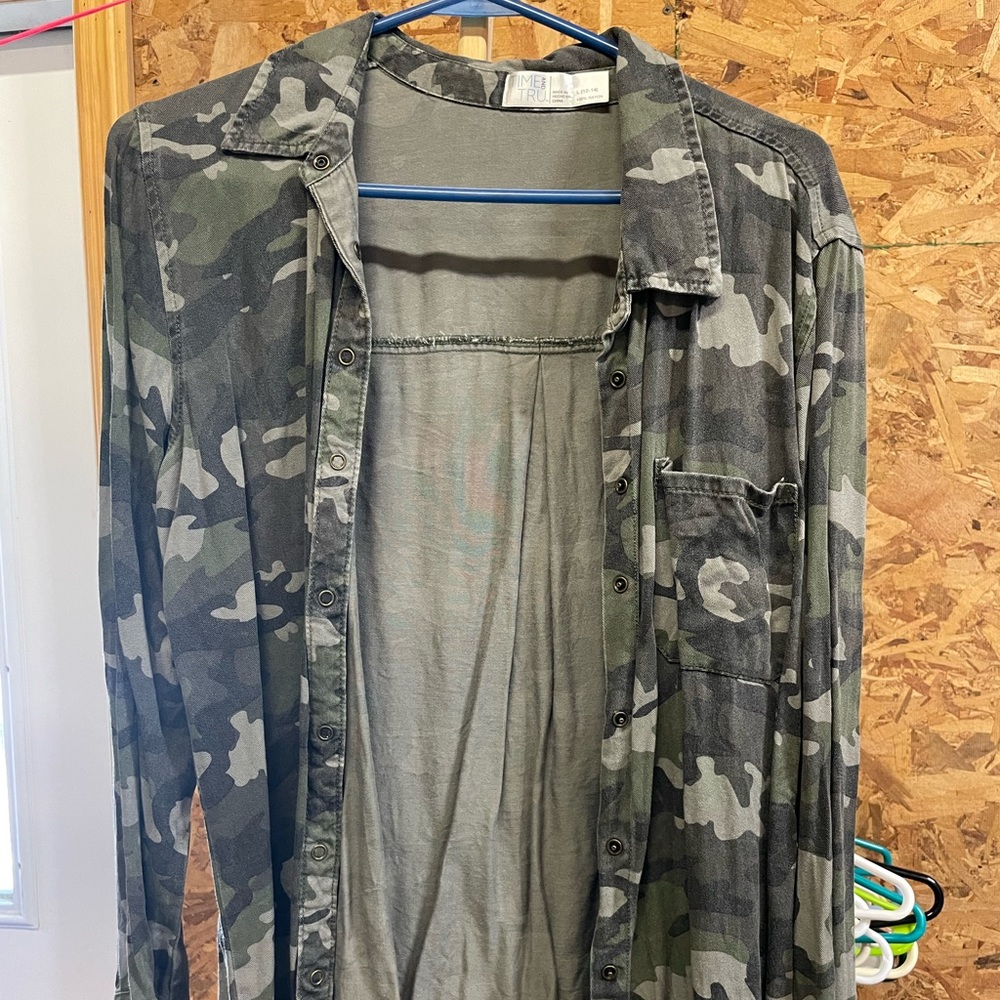 Time & Tru camouflage button up shirt